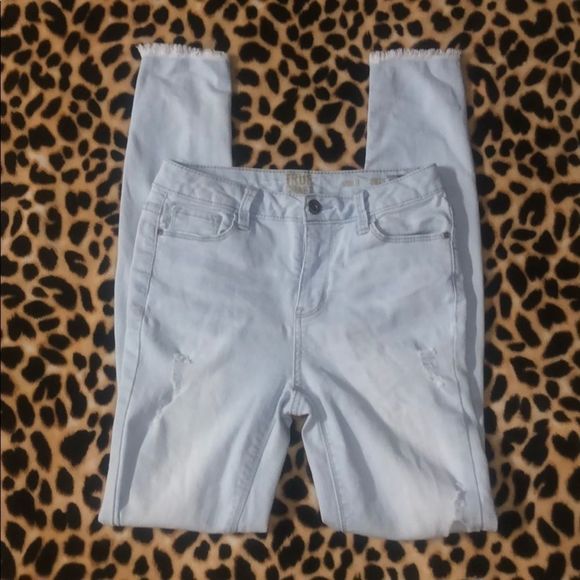 •TRUE CRAFT•LIGHT WASH DENIM DISTRESSED HIGH RISE SKINNY JEANS SIZE 3 EUC - Picture 2 of 8